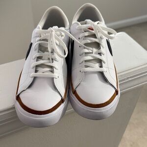 Nike Legacy Court Sneakers in perfect condition - women’s size 8!